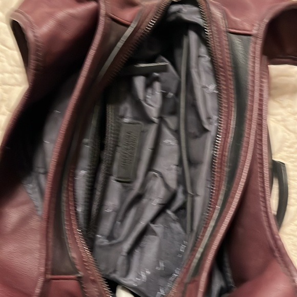 Vera Wang hobo satchel. 2 tone has several pockets. Burgundy and Black Ombré. - Picture 4 of 7